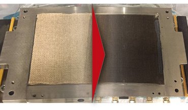 Herstellung von Naturfaser-Kunststoff Verbunden im Flüssigimprägnierprozess: Trockene Flachsfaserverstärkung im Injektionswerkzeug (links); Faser-Matrix-Verbund nach abgeschlossenem Flüssigimprägnierprozess (rechts) Herstellung von Naturfaser-Kunststoff Verbunden im Flüssigimprägnierprozess: Trockene Flachsfaserverstärkung im Injektionswerkzeug (links); Faser-Matrix-Verbund nach abgeschlossenem Flüssigimprägnierprozess (rechts)