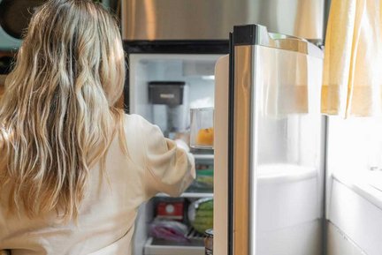 Foto von Kevin Malik: https://www.pexels.com/de-de/foto/frau-blond-ruckansicht-kuhlschrank-9031968/ pexels-kevin-malik-9031968_web