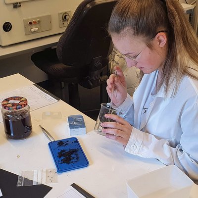 Praktikantin Stefanie beschäftigte sie sich mit abbaubaren Polymeren - sie testete, wie gut sich im Handel erhältliche "Biomüll-Sackerl" wirklich im Komposter entsorgen lassen.