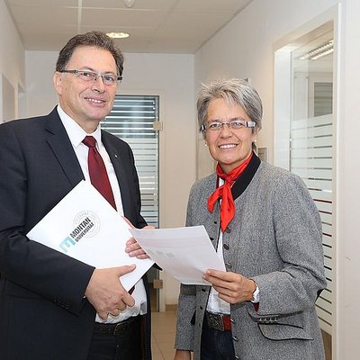 Rektor Wilfried Eichlseder mit NÖ-Wirtschaftslandesrätin Dr.in Petra Bohuslav im Zentrum für Kunststofftechnik 