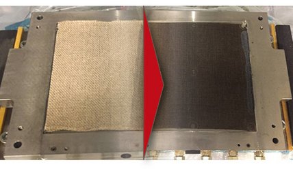 Herstellung von Naturfaser-Kunststoff Verbunden im Flüssigimprägnierprozess: Trockene Flachsfaserverstärkung im Injektionswerkzeug (links); Faser-Matrix-Verbund nach abgeschlossenem Flüssigimprägnierprozess (rechts) Herstellung von Naturfaser-Kunststoff Verbunden im Flüssigimprägnierprozess: Trockene Flachsfaserverstärkung im Injektionswerkzeug (links); Faser-Matrix-Verbund nach abgeschlossenem Flüssigimprägnierprozess (rechts)