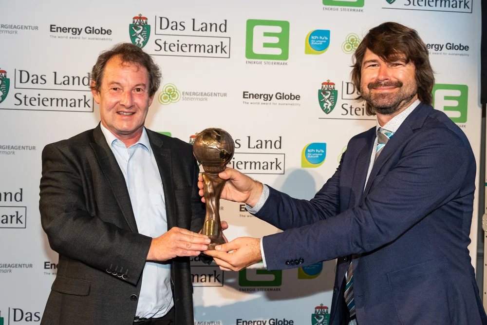 Die glücklichen Gewinner: Prof. Wolfgang Kern (MUL, links) und Prof. Stefan Spirk (TU Graz, Projektleiter, rechts) © Energieagentur Steiermark/Werner Krug, 2021 Die glücklichen Gewinner: Prof. Wolfgang Kern (MUL, links) und Prof. Stefan Spirk (TU Graz, Projektleiter, rechts) © Energieagentur Steiermark/Werner Krug, 2021