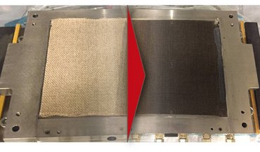Herstellung von Naturfaser-Kunststoff Verbunden im Flüssigimprägnierprozess: Trockene Flachsfaserverstärkung im Injektionswerkzeug (links); Faser-Matrix-Verbund nach abgeschlossenem Flüssigimprägnierprozess (rechts)