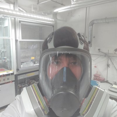 Haiden beim Arbeiten mit Nanopartikeln
