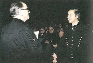 Graduierung eines Studenten der Kunststofftechnik durch Prof. Jan Koppelmann