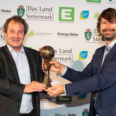 Die glücklichen Gewinner: Prof. Wolfgang Kern (MUL, links) und Prof. Stefan Spirk (TU Graz, Projektleiter, rechts) © Energieagentur Steiermark/Werner Krug, 2021