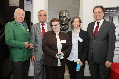 Die Organisatorinnen des heurigen Kolloquiums (Mitte links) Elisabeth Ladtstätter (Geschäftsführung PCCL) und Clara Schuecker (Leitung Lehrstuhl für Konstruieren in Kunst- und Verbundstoffen) zusammen mit Willibald Simma (Aufsichtsratsvorsitzender PCCL), Maximilian Jäger (Vizebürgermeister Stadt Leoben) und Wilfried Eichlseder (Rektor der Montanuniversität Leoben) v.l.n.r. Ladstätter richtete heuer das erste Kolloquium in ihrer neuen Position als PCCL-Geschäftsführerin aus; © PCCL